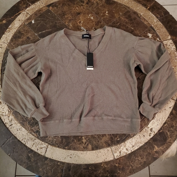 Monrow dusty olive shirred sleeve brushed thermal sweatshirt NWT - Picture 2 of 5
